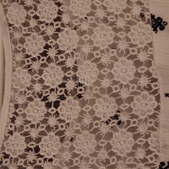Open-back floral-sleeve top - Picture 3 of 4